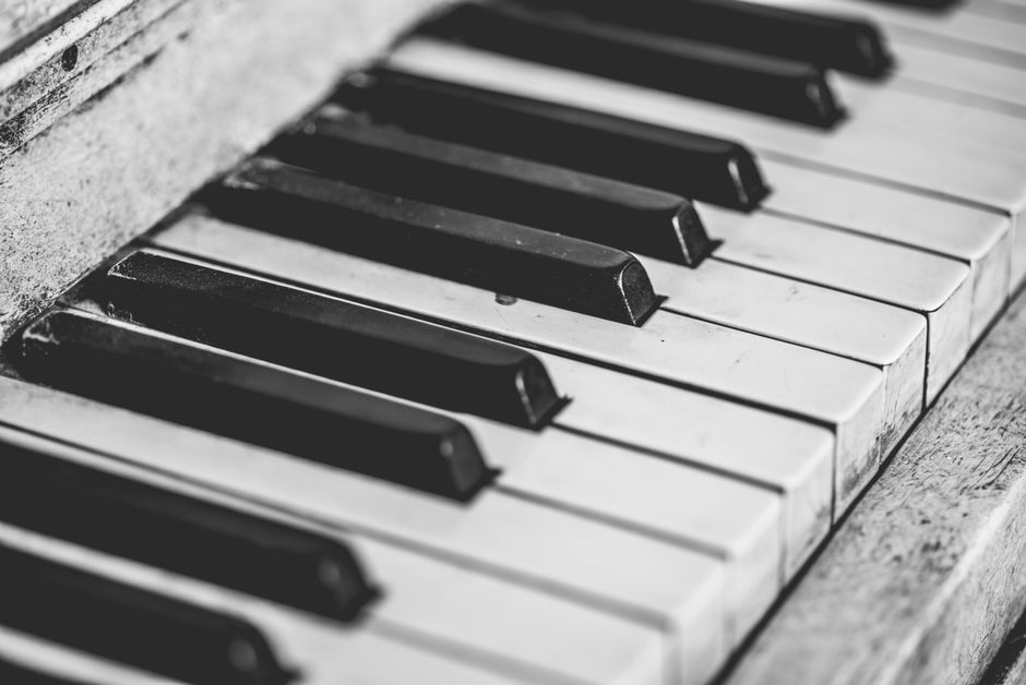 Tipke pianina izbliza